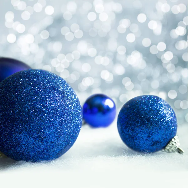 Vánoční modré dekorace na sněhu pozadí. — Stock fotografie
