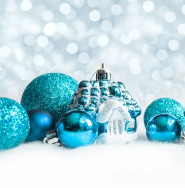 Kar arka planında Noel mavisi süslemeleri.