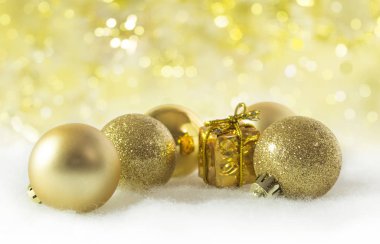 Noel süslemeleri, altın bokeh çözünmüş arka planda.