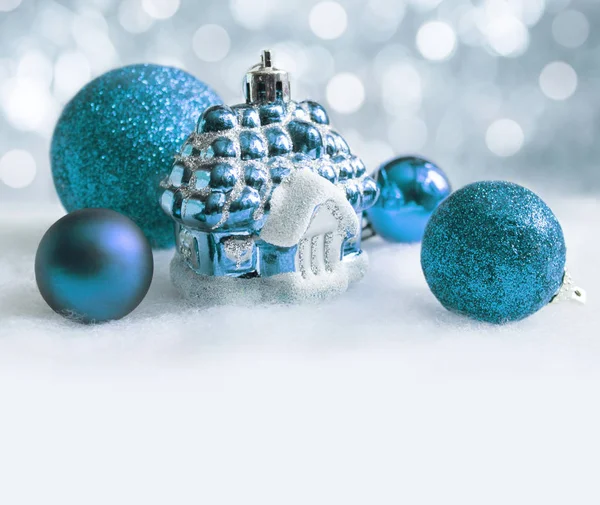 Decoraciones azules navideñas sobre fondo de nieve. — Foto de Stock