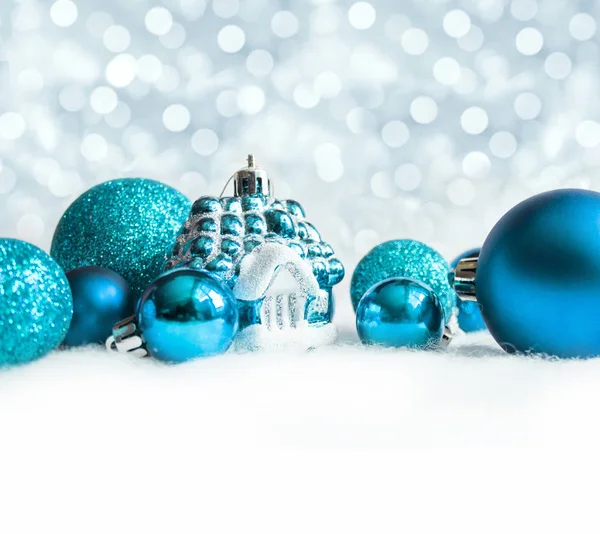 Рождественские голубые украшения на фоне снега. — стоковое фото