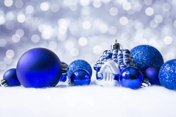 Décorations bleu Noël sur fond de neige. — Photo
