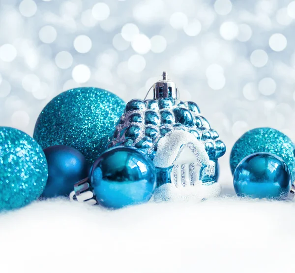 Decoraciones azules navideñas sobre fondo de nieve. — Foto de Stock