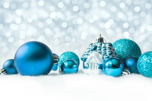 Décorations bleu Noël sur fond de neige. — Photo