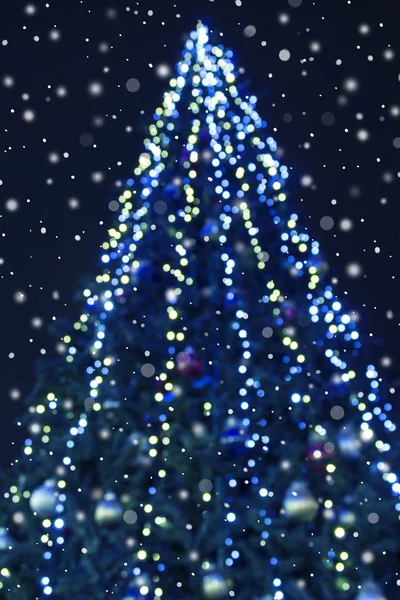 Аннотация Рождественский фон с елкой с украшениями — стоковое фото
