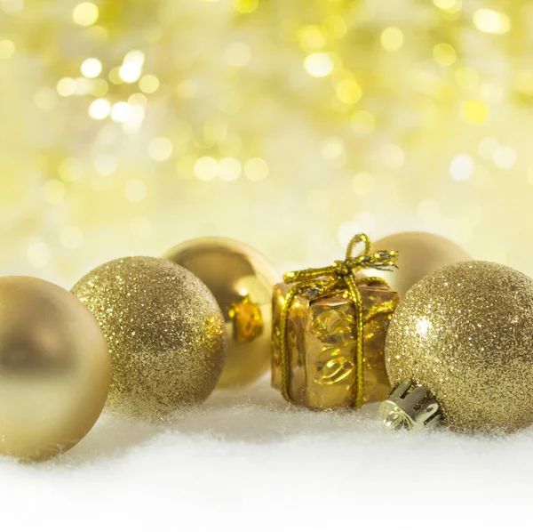 Decoraciones de Navidad, sobre fondo bokeh defokused oro . — Foto de Stock