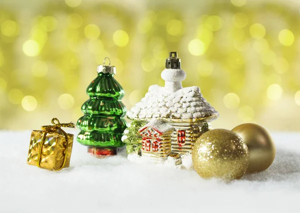Vánoční ozdoby, vinobraní domu hračka na zlatém bokeh defokus — Stock fotografie