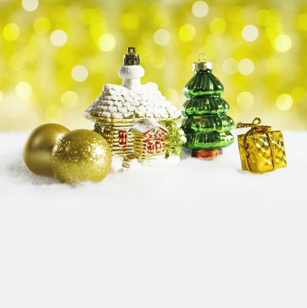 Рождественские украшения, винтажные домашние игрушки на золотом боке Дефокус — стоковое фото