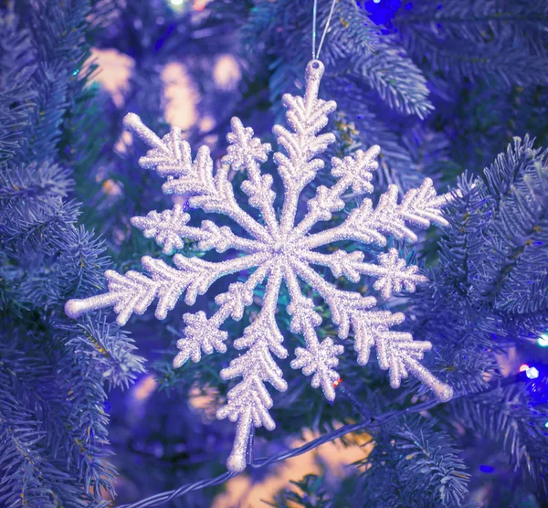 Weihnachtsbaum mit Dekoration Schneeflocke. — Stockfoto