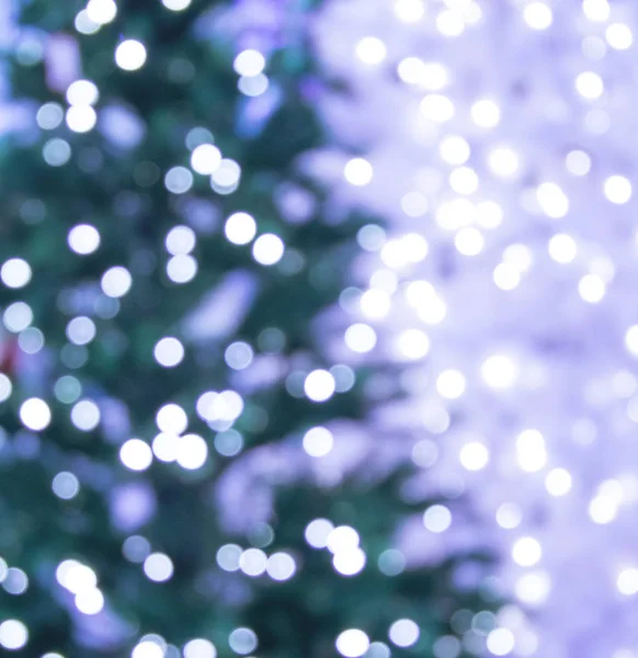 Абстрактные рождественские гирлянды на елке . — стоковое фото