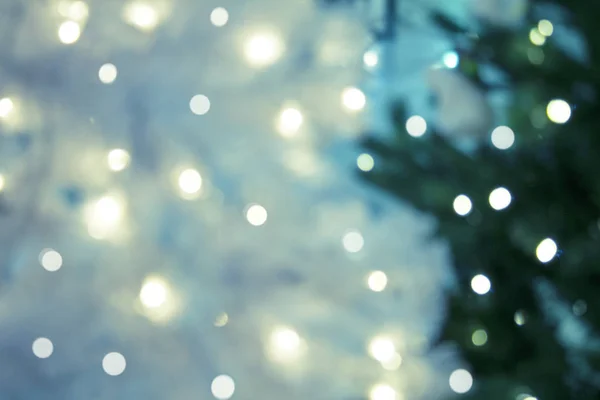 Resumen luces desenfocadas de Navidad en el árbol de Navidad . — Foto de Stock