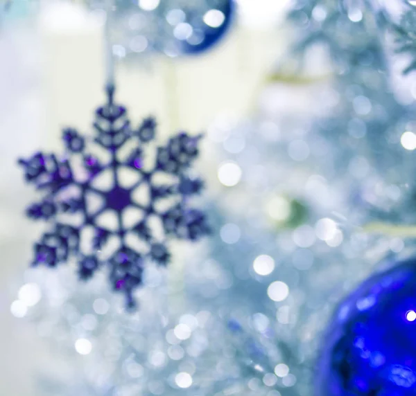 Jul silver träd med dekorationer snöflinga. — Stockfoto