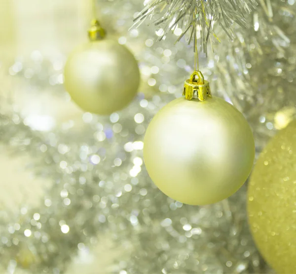 休日の新年の背景とクリスマスの銀の木 — ストック写真