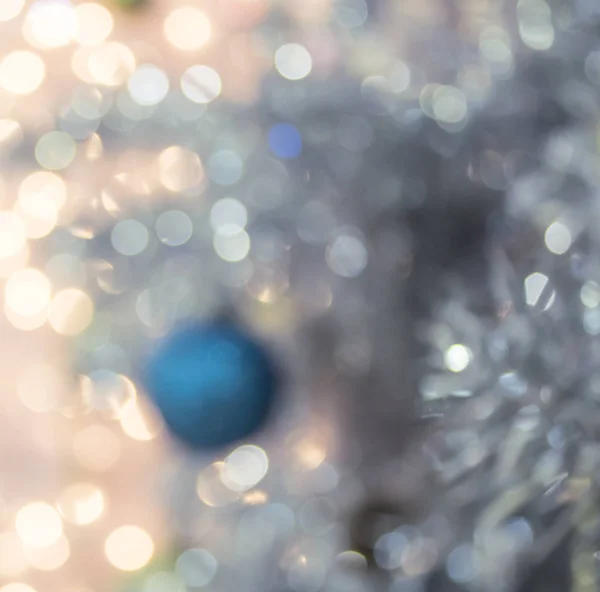 Абстрактные рождественские гирлянды на елке . — стоковое фото