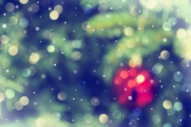 Odaklanamayan süslemeli noel ağacı ile soyut noel arkaplanı.