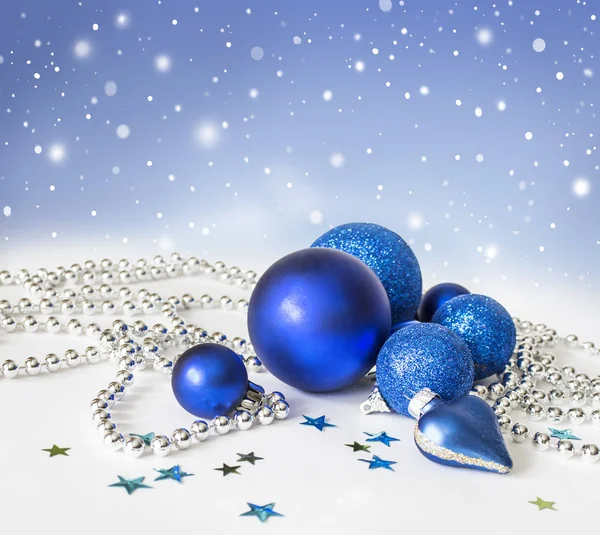 Decoraciones Azules Navidad Sobre Fondo Blanco Nieve — Foto de Stock