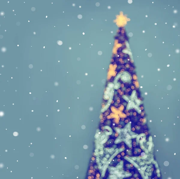 Weihnachtsbaum im Freien mit Dekorationen, defokussiertem Bokeh-Licht — Stockfoto