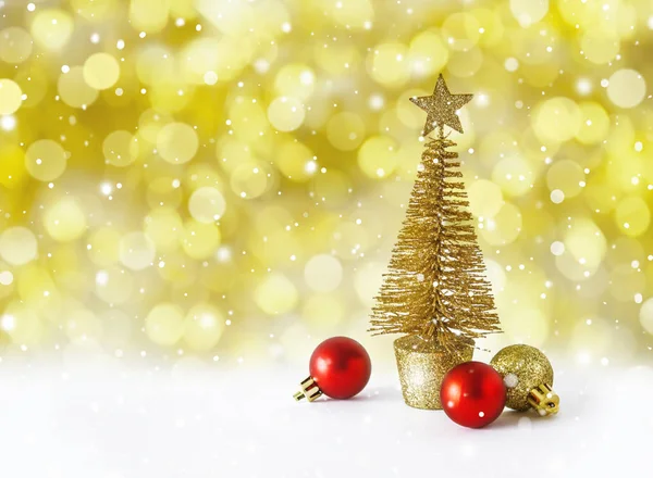 Рождественская ёлка золотая игрушка, рождественские красные шарики, гирлянда — стоковое фото