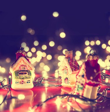 Noel oyuncakları evler ve fotokopi alanı olan ışıklar.