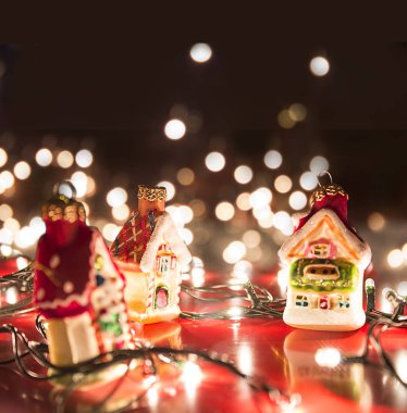 Noel oyuncakları evler ve fotokopi alanı olan ışıklar.