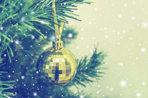 Holiday background, christmas tree, golden christmas ball close — Stock Photo, Image