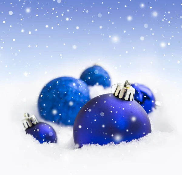 Weihnachten blaue Kugeln auf Schnee Hintergrund. — Stockfoto