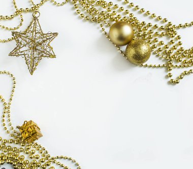 Beyaz arka planda Noel altın madalyaları, Tatil arka planda