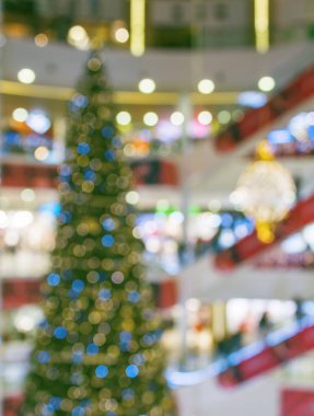Alışveriş merkezindeki Noel ağacı, sönmüş tatil geçmişi.