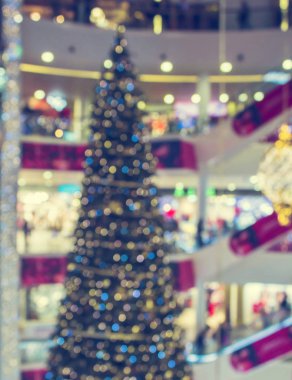 Alışveriş merkezindeki Noel ağacı, sönmüş tatil geçmişi.