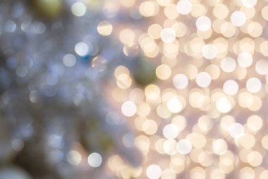 Odaklanmış bokeh ışıkları olan soyut noel ağacı.