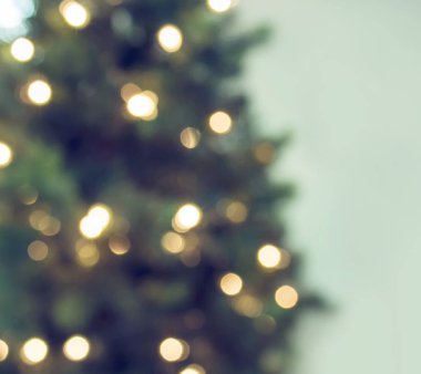Odaklanamadığı bokeh ışıkları olan soyut bir noel ağacı, 