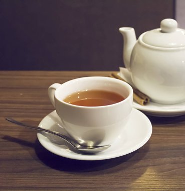 Porselen çaydanlık, çay fincanı, kaşık ve 