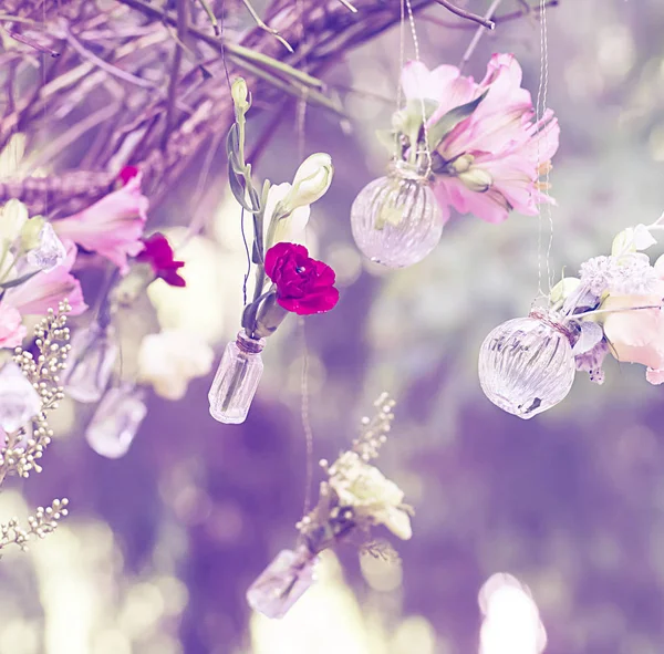 Buquê de flores em vaso, natureza fundo romântico. — Fotografia de Stock