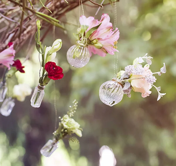 Bouquet di fiori in vaso, natura romantico sfondo. — Foto Stock
