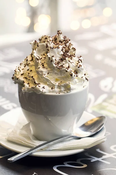 Xícara de café com chocolate e chantilly na mesa em t — Fotografia de Stock