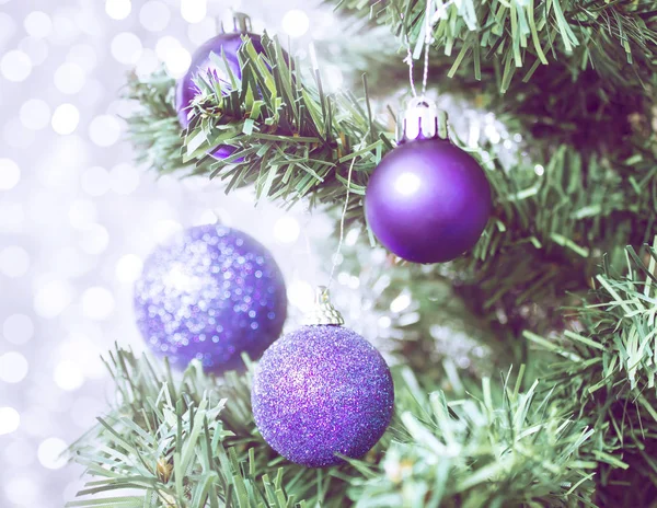 Arbre de Noël avec décorations, lumières bokeh déconcentrées. — Photo
