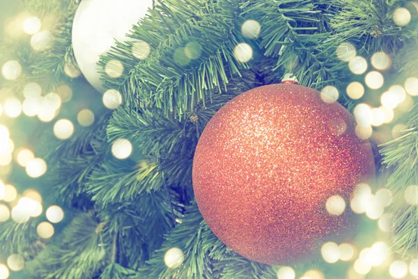 おもちゃや装飾が施されたクリスマスツリー、焦点を当てたボケの光 — ストック写真