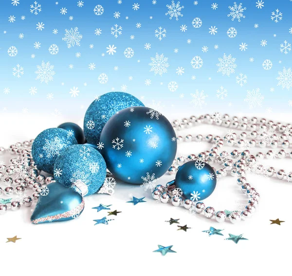 Karácsonyi dekorációk fehér hó háttér. — Stock Fotó