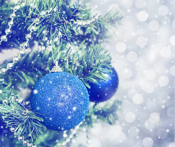 Decorações azuis na árvore de Natal. — Fotografia de Stock