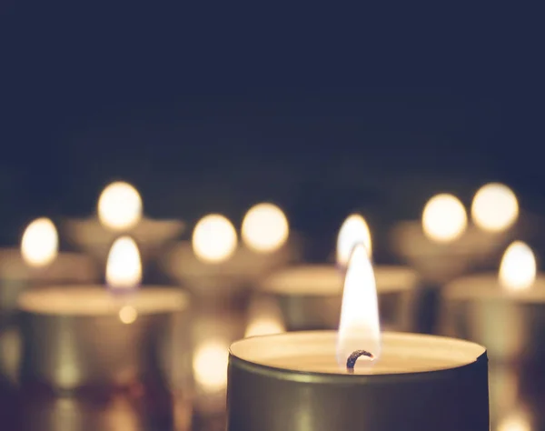 Κεριά φώτα σε σκούρο φόντο. Φως της φλόγας των κεριών, holida — Φωτογραφία Αρχείου