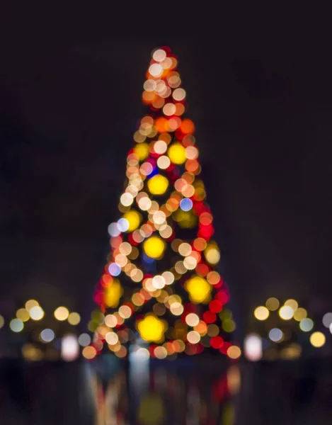 Abstrakcyjne Tło Boże Narodzenie Choinką Dekoracjami Rozproszone Światła Bokeh Zewnątrz — Zdjęcie stockowe