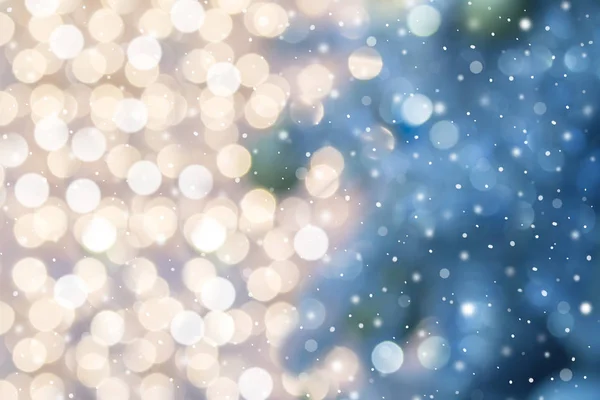 Абстрактна різдвяна ялинка з розфокусованими боке-світлами . — стокове фото