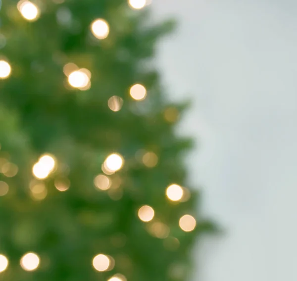 Αφηρημένη αφόδευση χριστουγεννιάτικο δέντρο με defocused bokeh φώτα, — Φωτογραφία Αρχείου