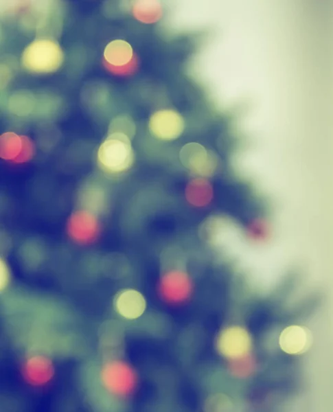 Χριστουγεννιάτικο δέντρο με διακοσμήσεις, defocused bokeh φώτα. — Φωτογραφία Αρχείου