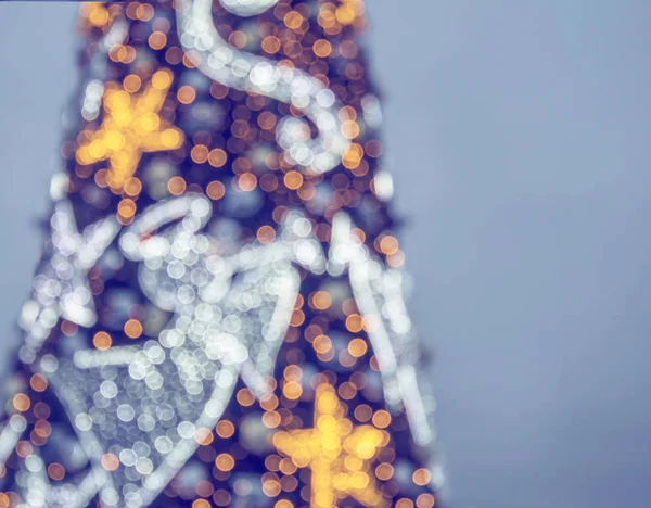 Árvore de Natal ao ar livre com decorações, luz bokeh desfocada — Fotografia de Stock