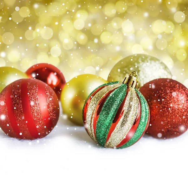 Bolas doradas y rojas de Navidad, en blanco y dorado bokeh defo — Foto de Stock