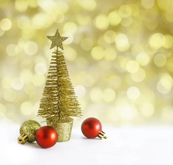 Arbre de Noël jouet doré, boules rouges de Noël, perles guirlande o — Photo