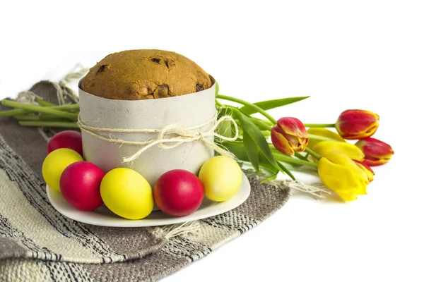 Húsvéti torta, színes tojás és csokor tulipán fehér backgr — Stock Fotó