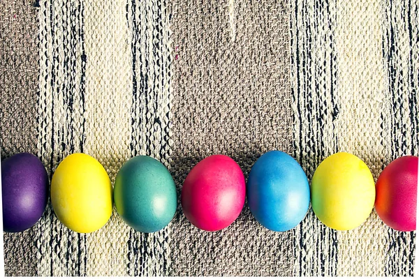 Színes húsvéti tojás a párnázási háttér. — Stock Fotó