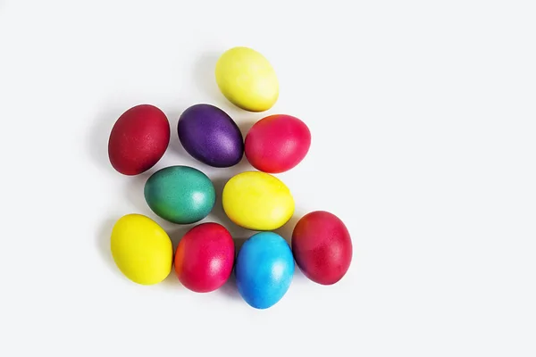 Színes húsvéti tojás a fehér háttér. — Stock Fotó